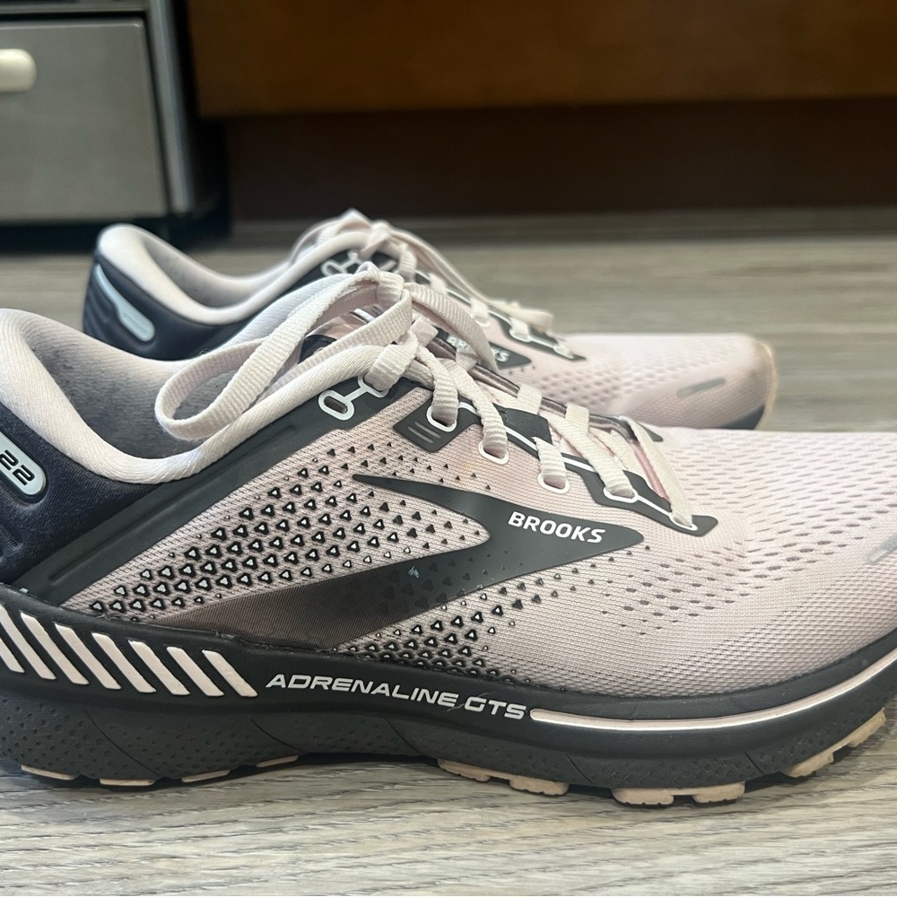 Brooks Adrenaline GTS Sneakers - Light Pink and Black